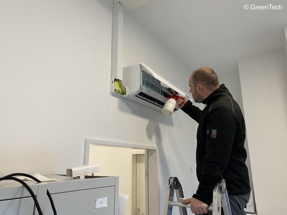 Ein Experte von GreenTech beim Klimaanlage warten