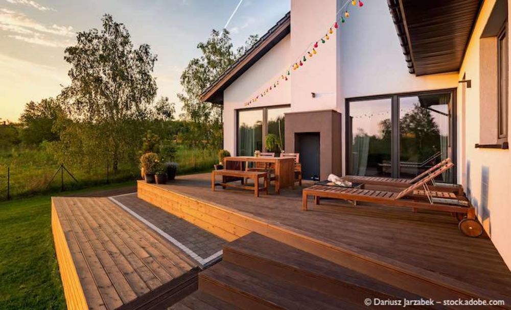 Sonnige Holzterrasse