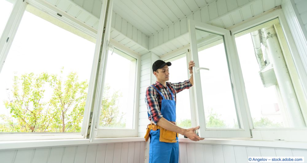 Handwerker-dichtet-Fenster-ab