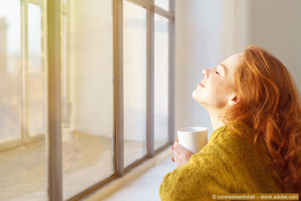 Frau-geniesst-isoliertes-Fenster