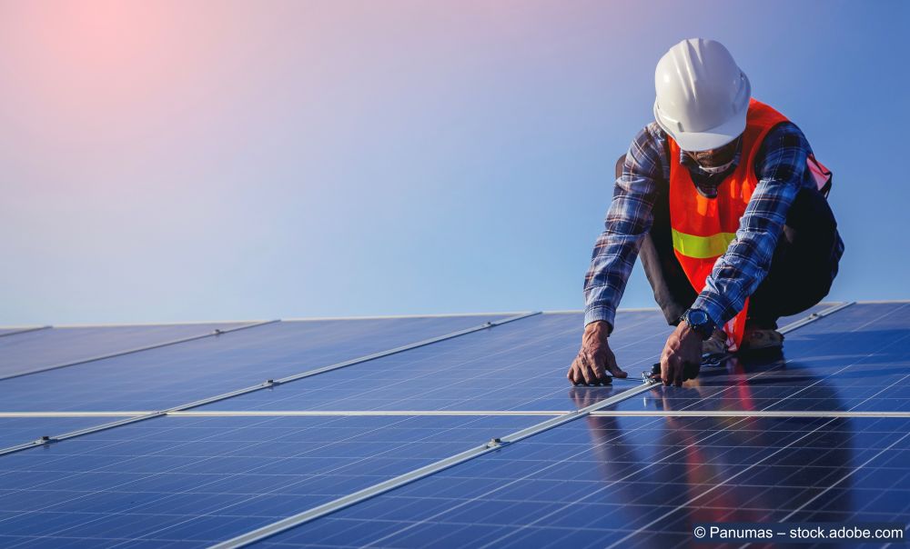 Experte montiert Solaranlage