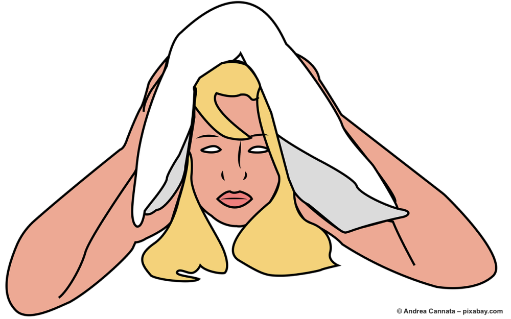 Frau-hält-sich-die-Ohren-zu-weil-die-installierte-Wärmepumpe-Lärm-erzeugt