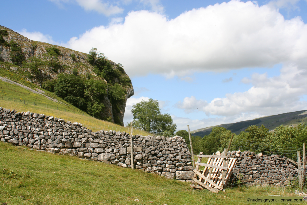 Trockenmauer mit Stuetzgitter