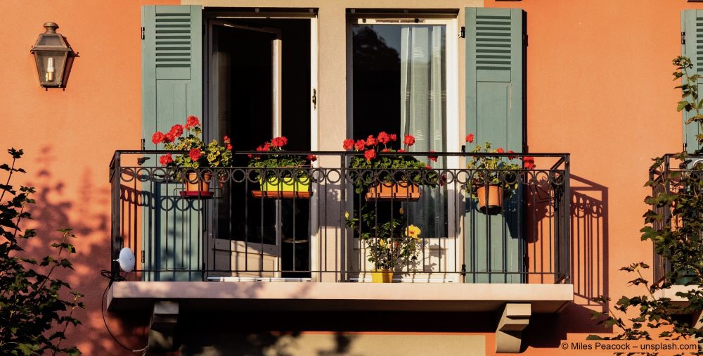 Fertiggebauter-Balkon-mit-Blumen