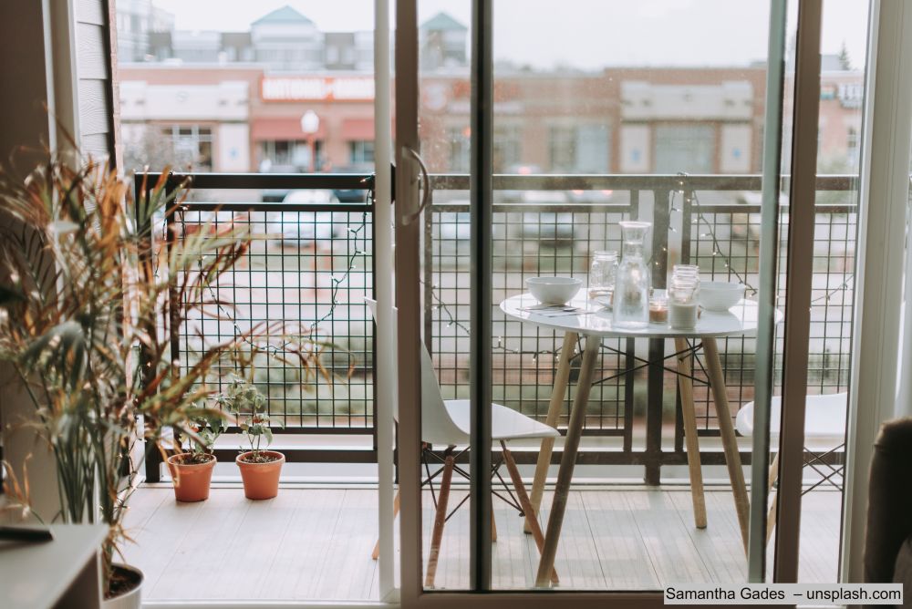 Balkon-mit-Metallgitter