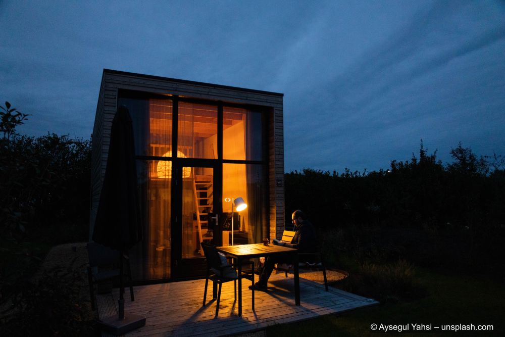 gekauftes-Tiny-Haus-in-der-Nacht