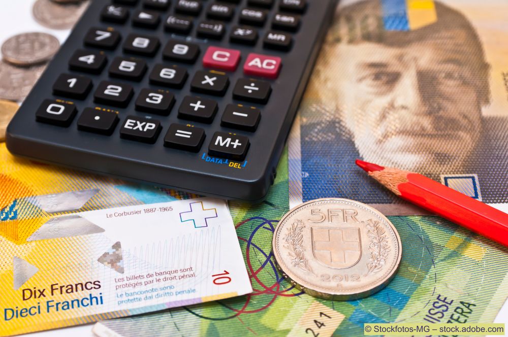 Franken-Scheine-und-ein-Taschenrechner