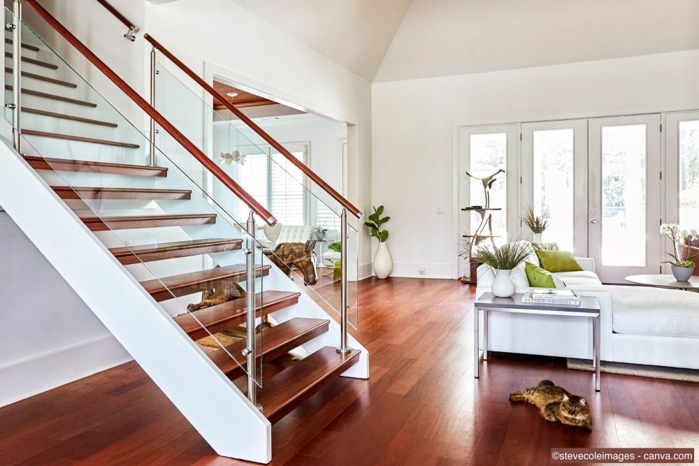 Moderne Holztreppe mit Glasgeländer