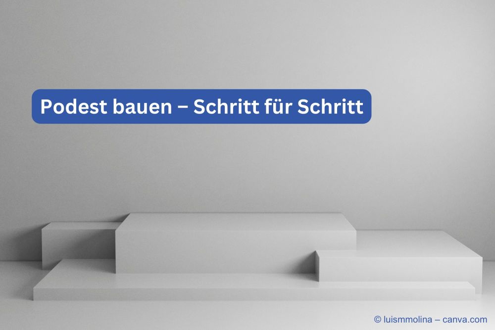 Ein-erbautes-weisses-Podest-im-Raum-stehend