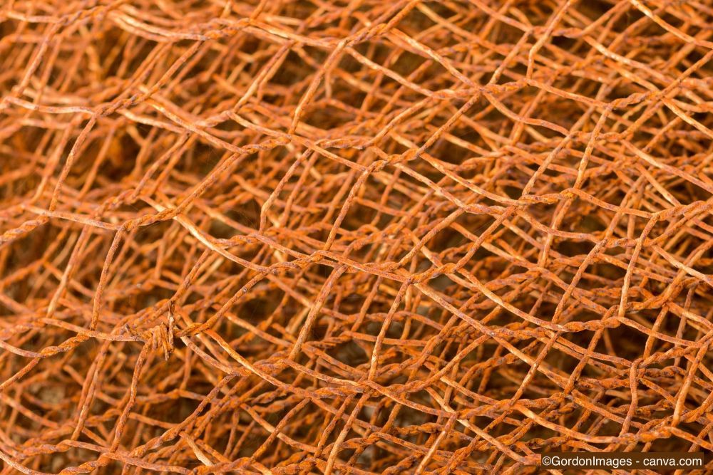 Verrosteter Maschendrahtzaun