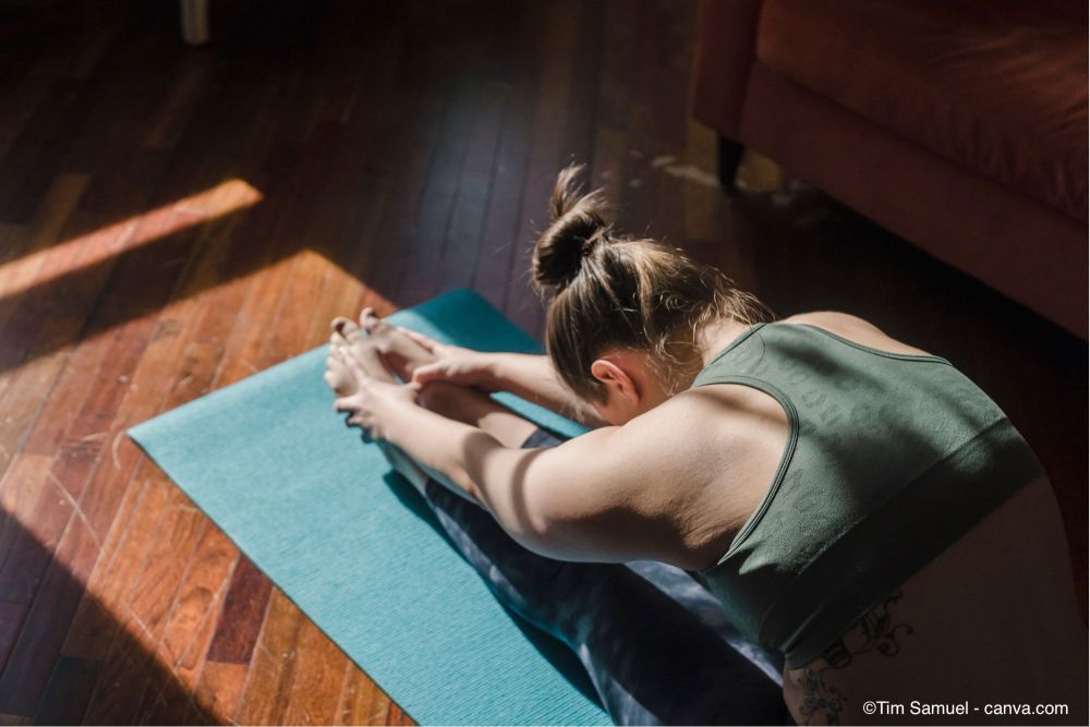 Frau macht Yoga