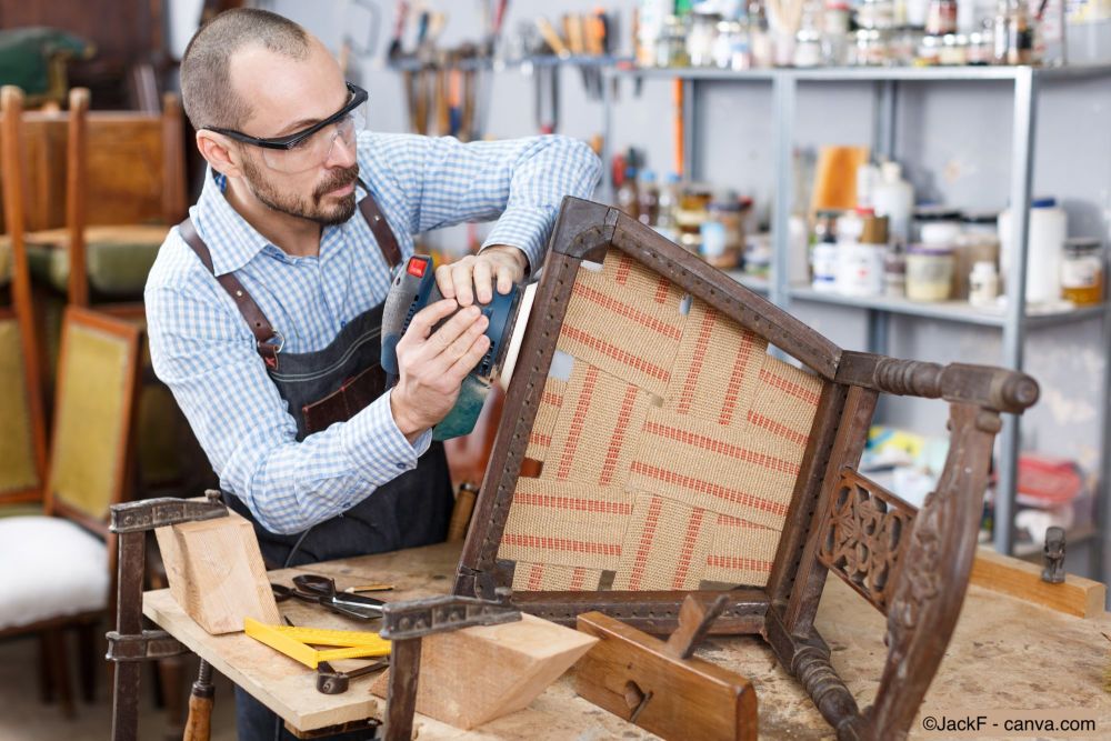 Restaurierung eines antiken Stuhls