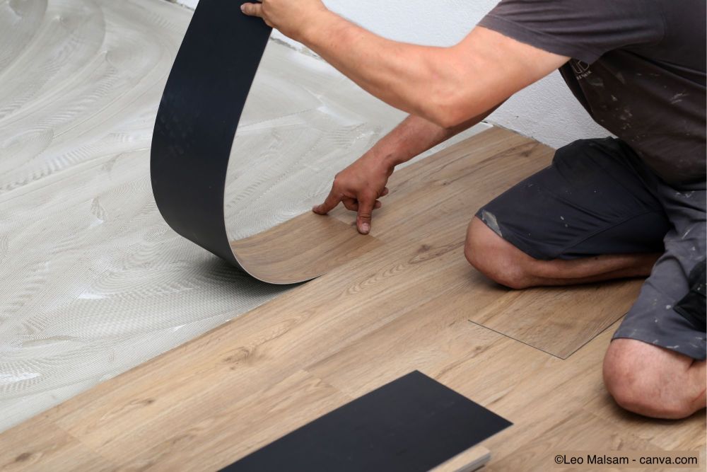 Fachmann beim Verlegen eines Vinylbodens