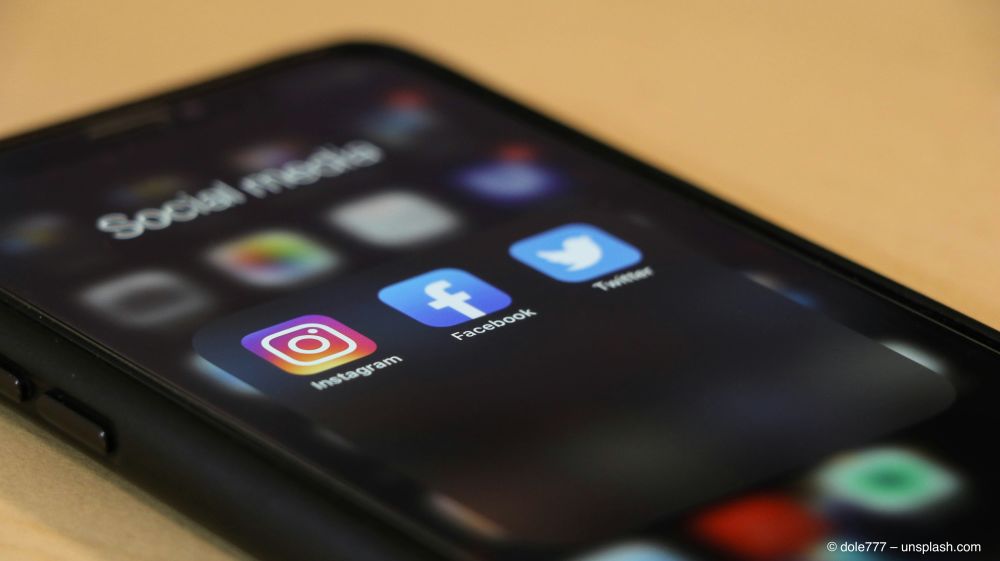 Instagram, Facebook und Twitter Applikationen auf einem Smartphone