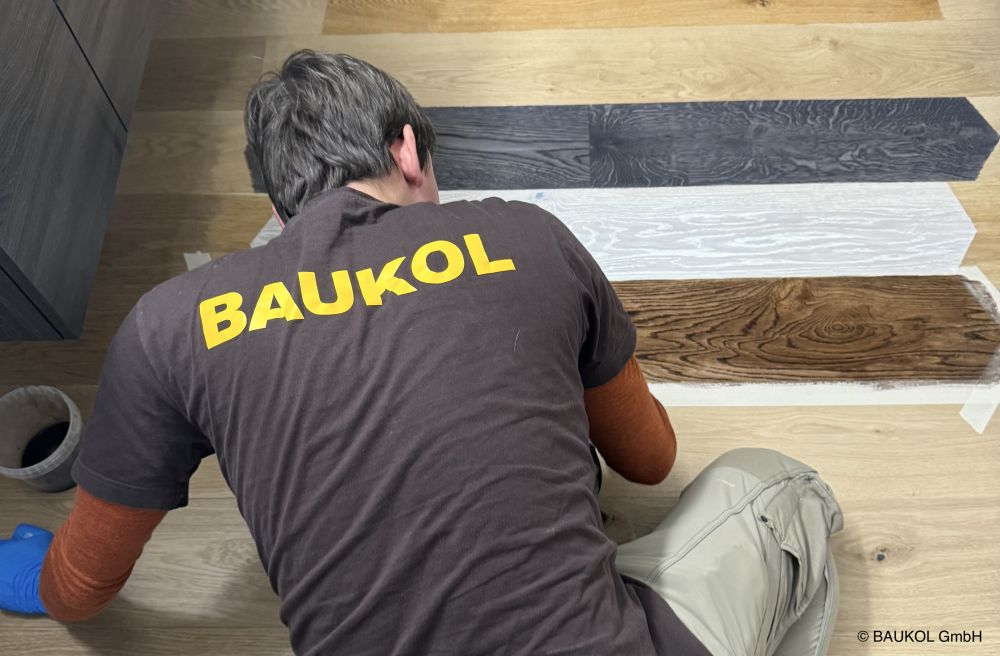 Baukols-Mitarbeiter-faerbt-Boden-ein