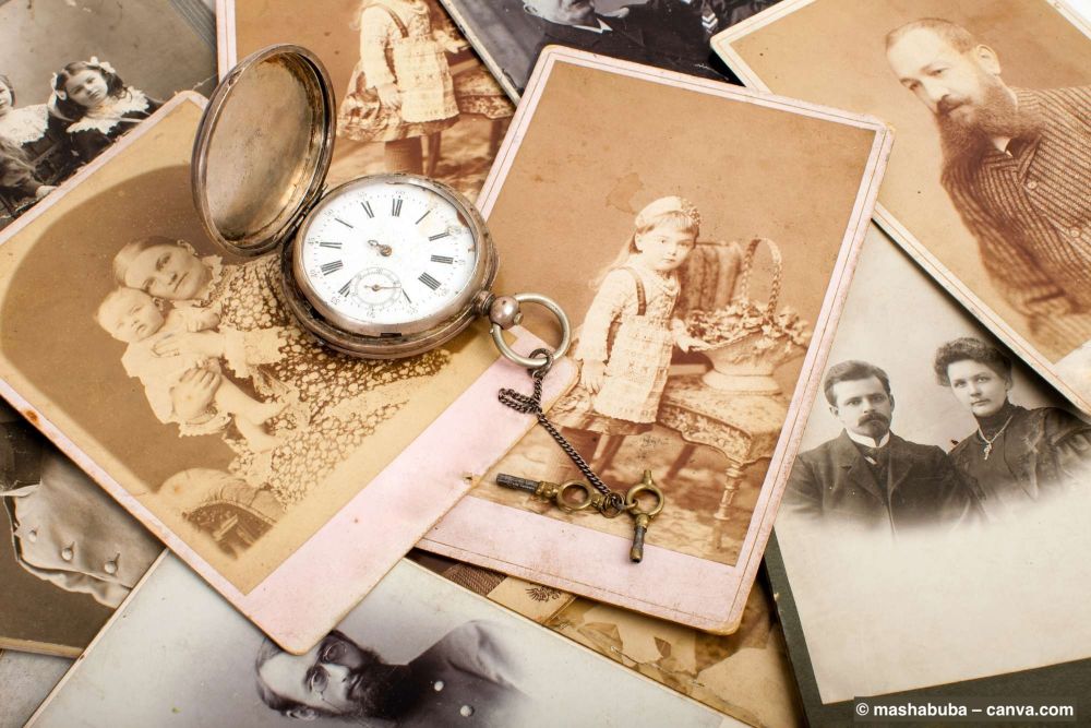 Familien-Sammelerbstuecke-Fotos-alte-Uhren-etcetera