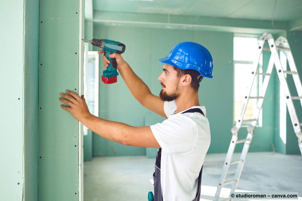 Mann-bohrt.in.Trockenbauwand