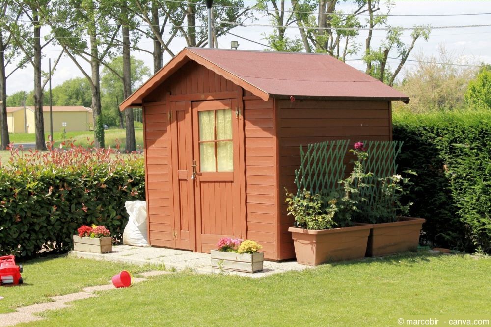 Kleines braunes Gartenhaus mit Satteldach