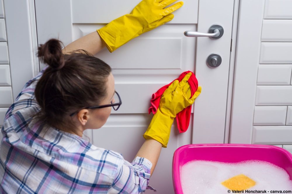 Reinigung einer lackierten Tür mit weichem Tuch