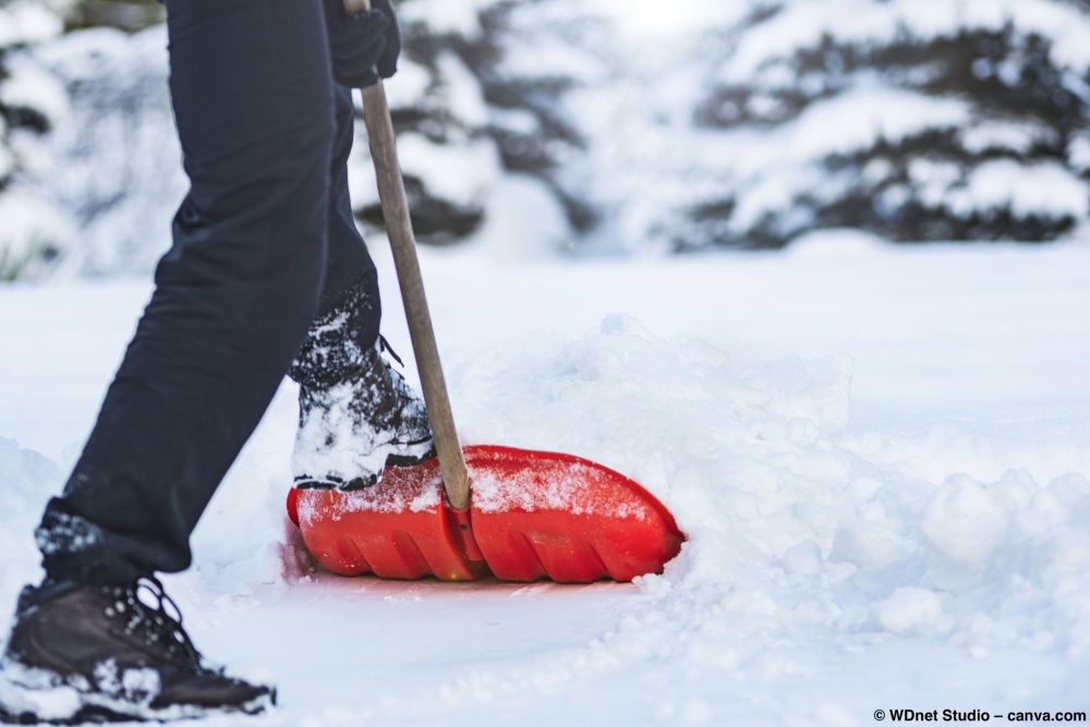 Schneeräumung mit Schneeschaufel