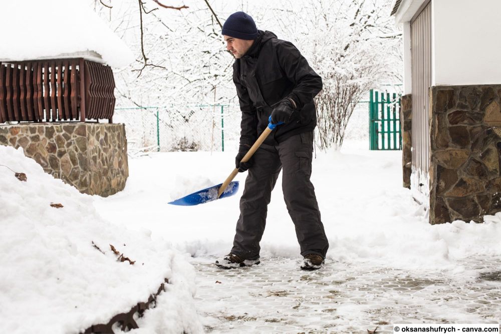 Schneeräumung mit Schneeschaufel