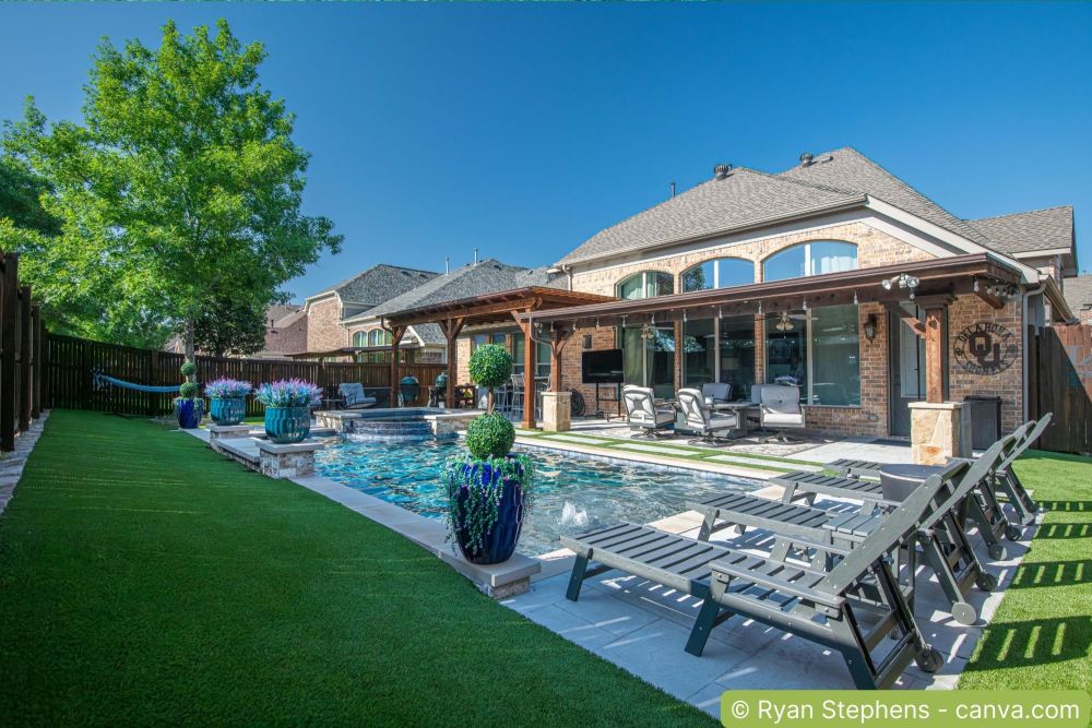 Garten mit verlegtem Kunstrasen, Pool und Sitzbereich