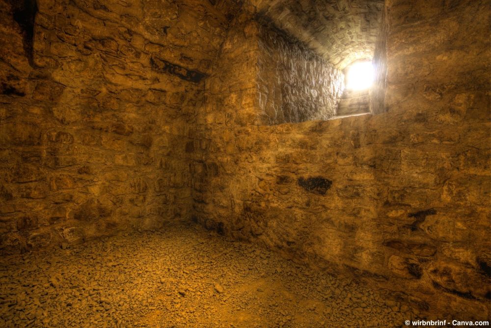 Altbaukeller mit Natursteinmauerwerk und sichtbaren Fugen