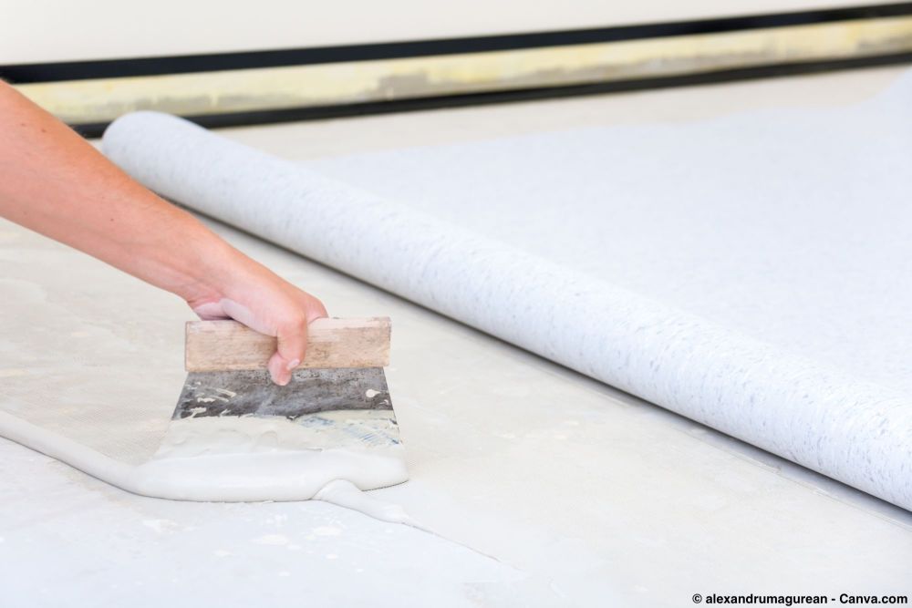 Untergrund wird mit Spachtelmasse geglättet als Vorbereitung für PVC