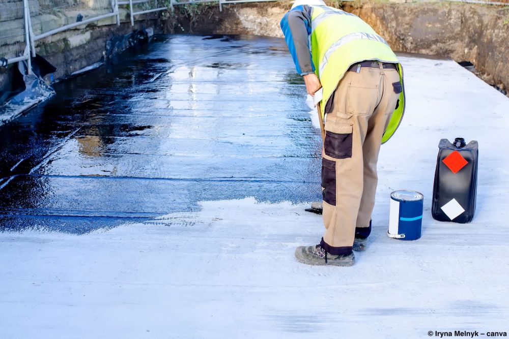 Auftragen einer flüssigen Abdichtung auf einer Terrasse mit einer Rolle