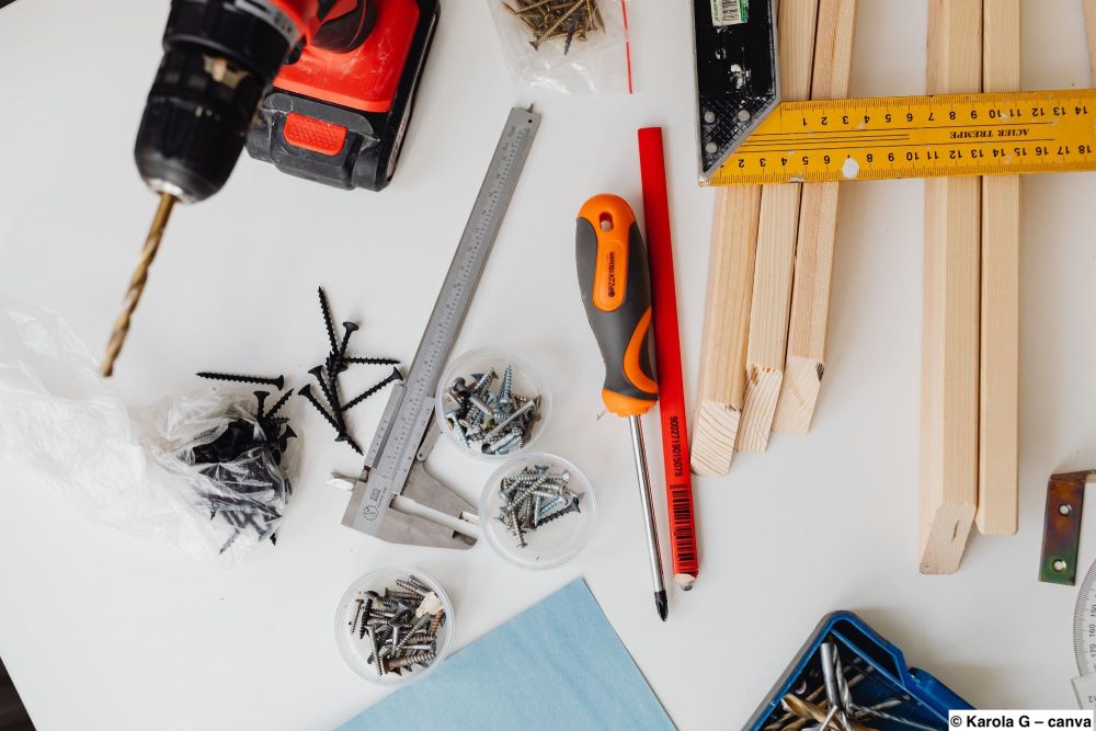 Vorbereitete Werkzeuge und Holzleisten für den Bau eines Hochbetts