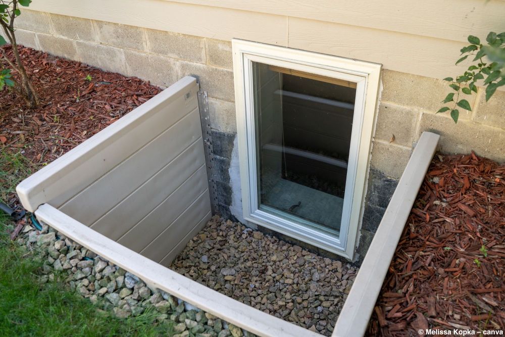 Neues Kellerfenster mit Lichtschacht in der Aussenwand eines Hauses