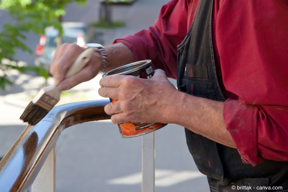 Holzgeländer am Balkon streichen