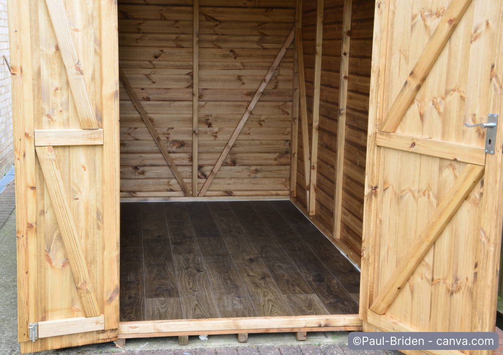 Blick ins Innere eines Gartenhauses