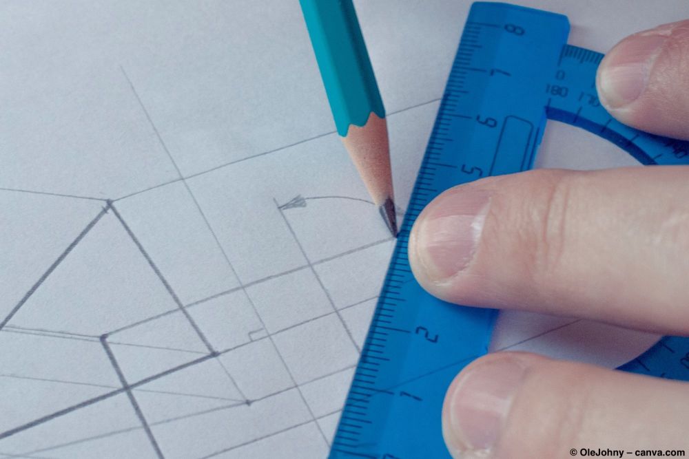 Skizze und Winkelmesser Lineal zur Planung eines selbstgebauten Möbelstücks.