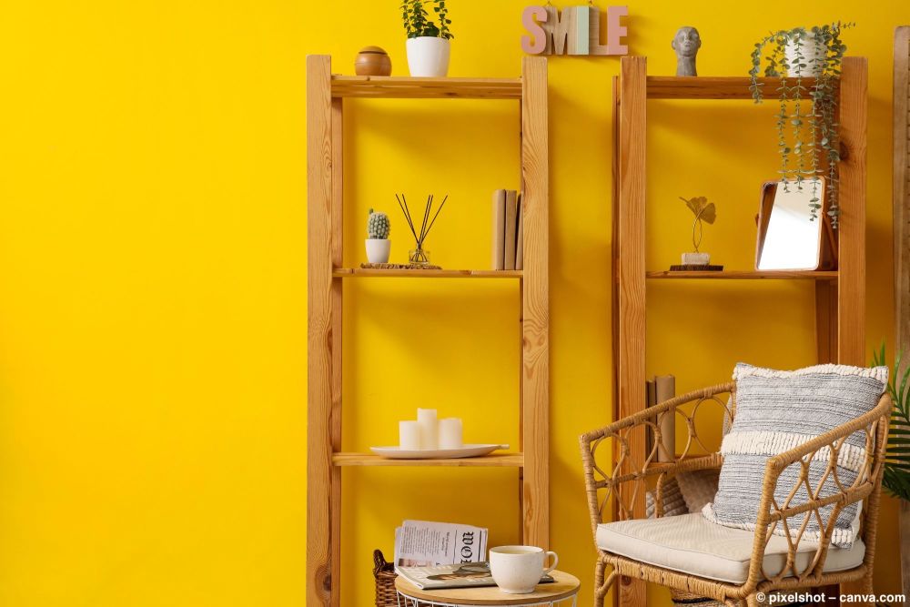 Fertiges selbstgebautes Holzregal in einem Wohnraum.