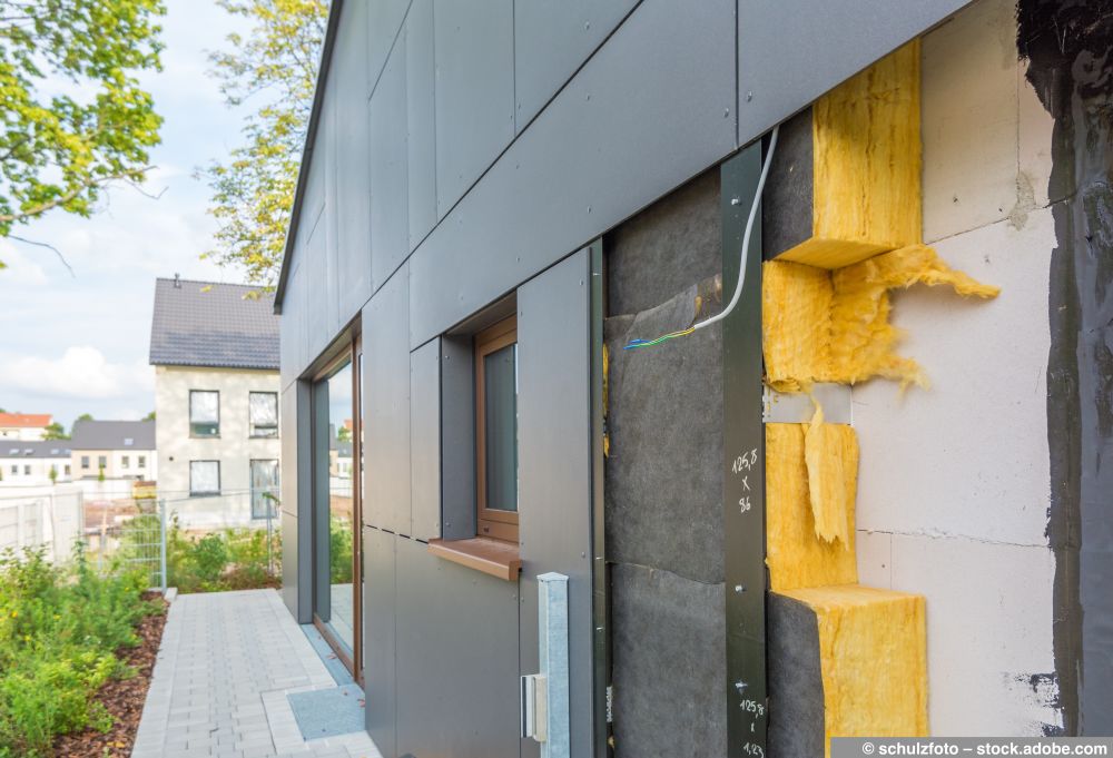 Fensterlaibung mit Dämmung an der Fassade, Detailansicht des Wandaufbaus und der Anschlüsse