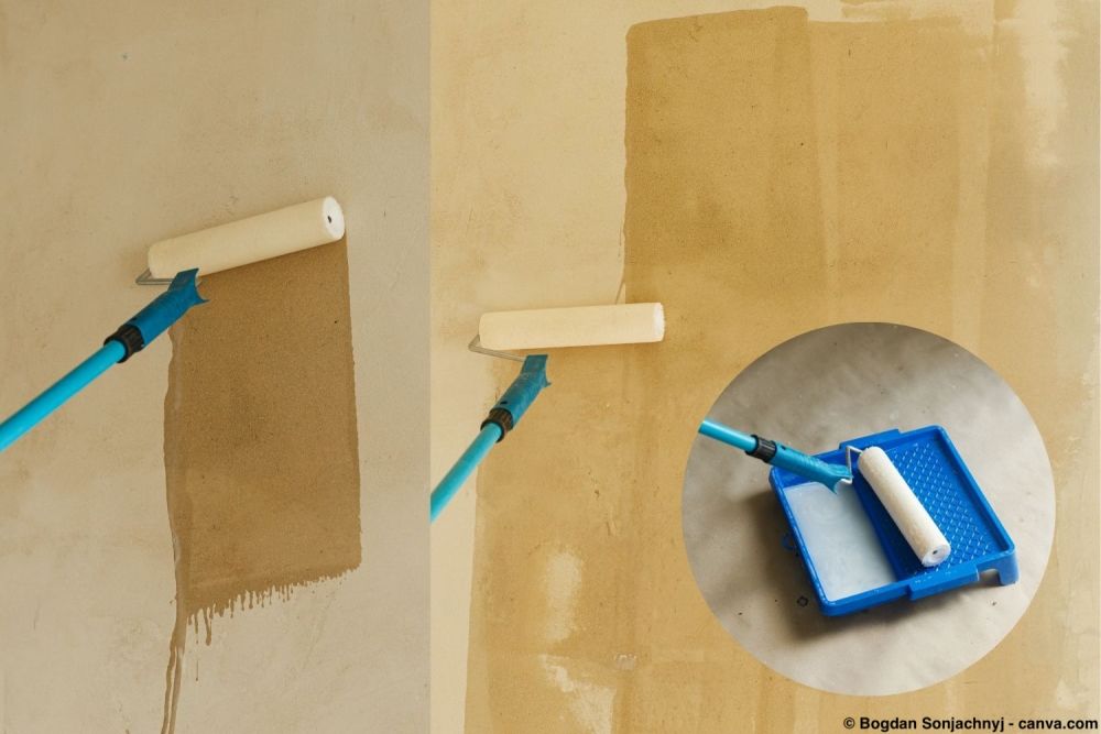 Wand wird mit Farbroller grundiert, sichtbar unterschiedliche Saugfähigkeit und Vorbereitung vor dem Streichen.