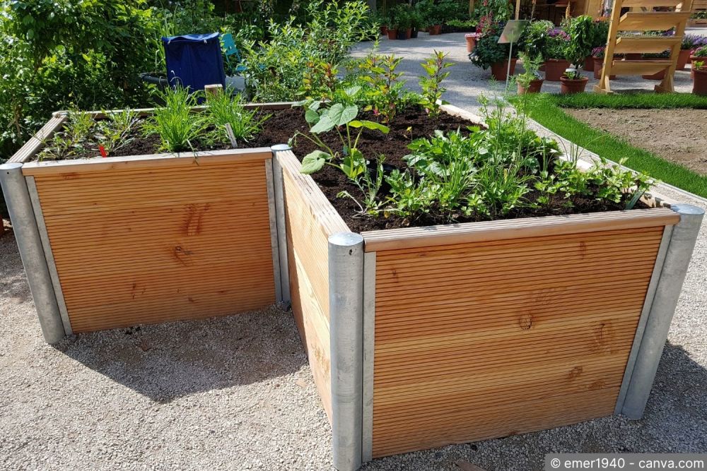 Professionell gebautes Hochbeet in einem gepflegten Garten