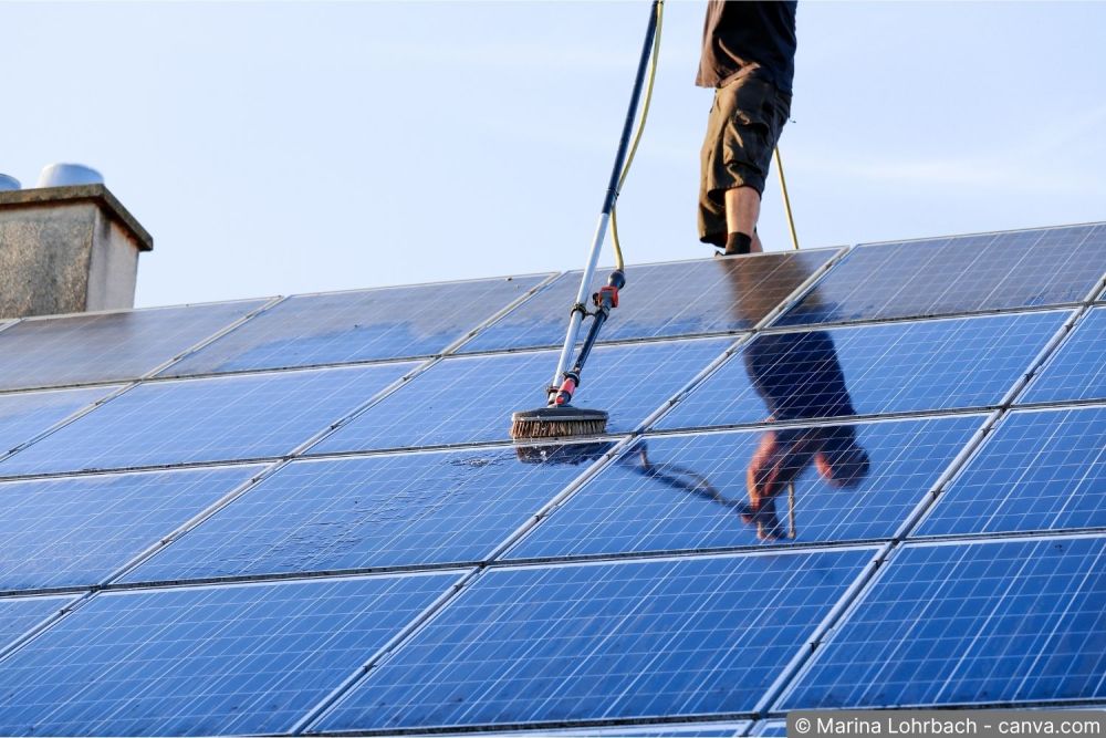 Fachbetrieb bei der professionellen Reinigung einer Solaranlage
