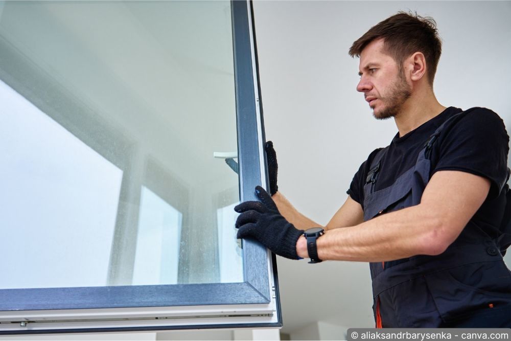 Monteur beim fachgerechten Einbau eines neuen Fensters in einem Schweizer Haus