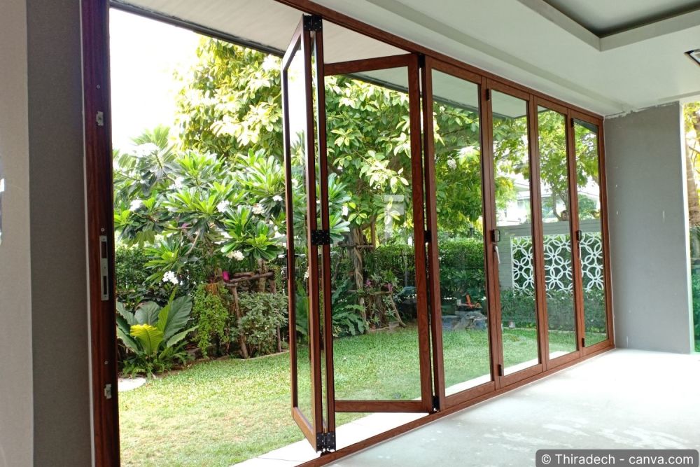 Neue Holz-Aluminium-Fenster in einem Schweizer Einfamilienhaus nach dem Austausch