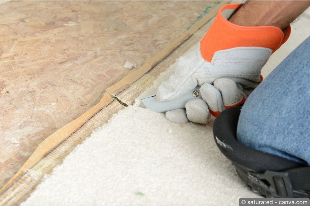Teppich entfernen: Belag wird in Streifen geschnitten und abgezogen