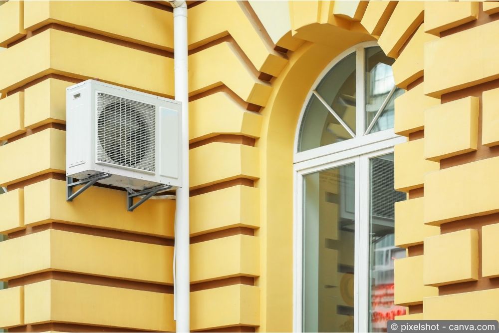 Klimaanlage einbauen: Innen- und Aussengerät einer Split-Anlage an einem Schweizer Wohnhaus