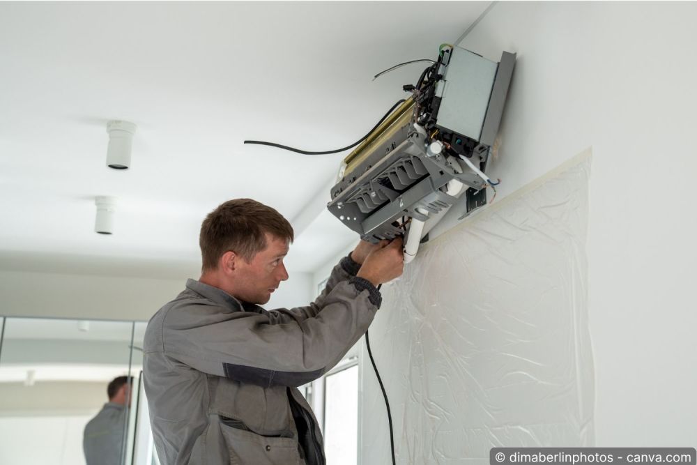Techniker montiert das Innengerät einer Split-Klimaanlage an der Wand