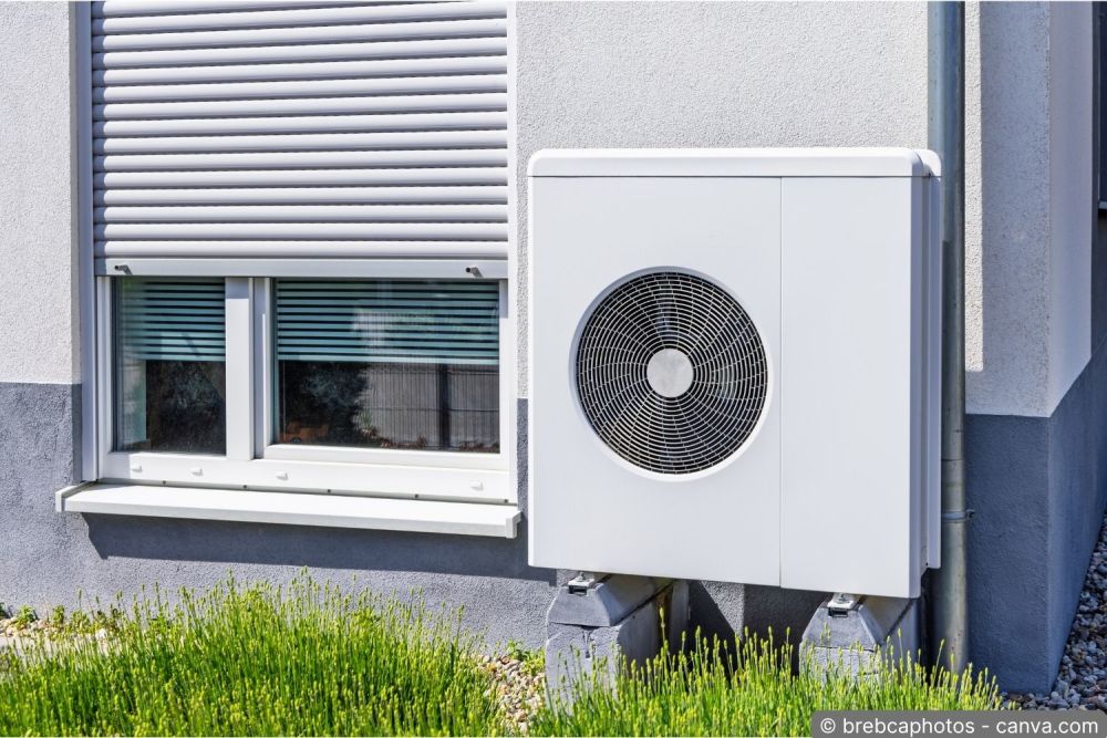 Aussengerät einer Klimaanlage neben einem Haus mit Lamellenstoren