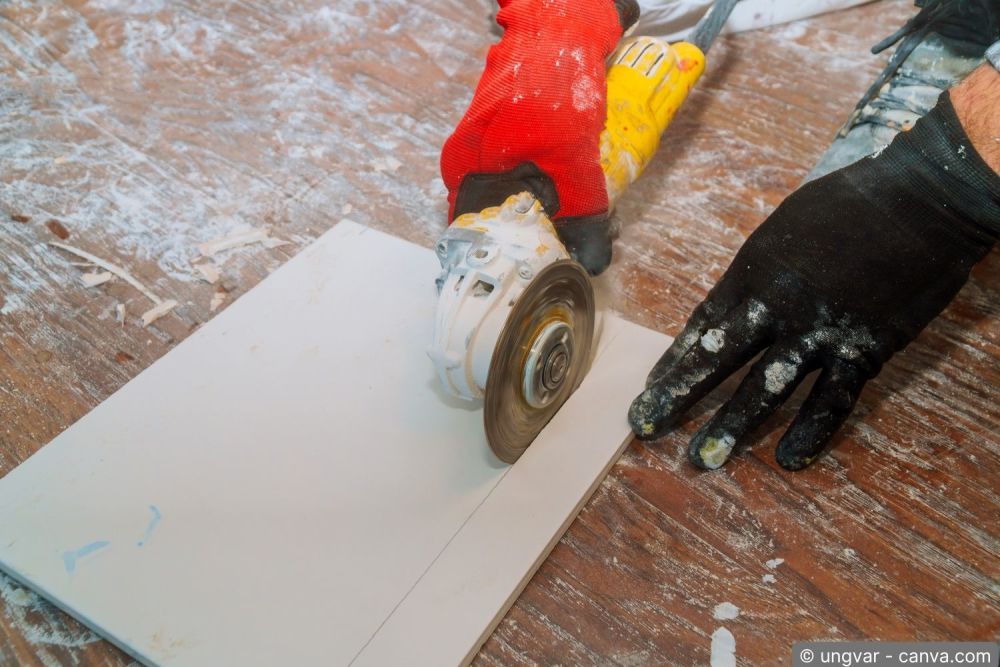 Fliesen schneiden mit dem Winkelschleifer und einer Diamantscheibe