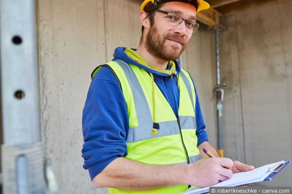 Servicetechniker dokumentiert die Kontrolle an einer Wärmepumpe