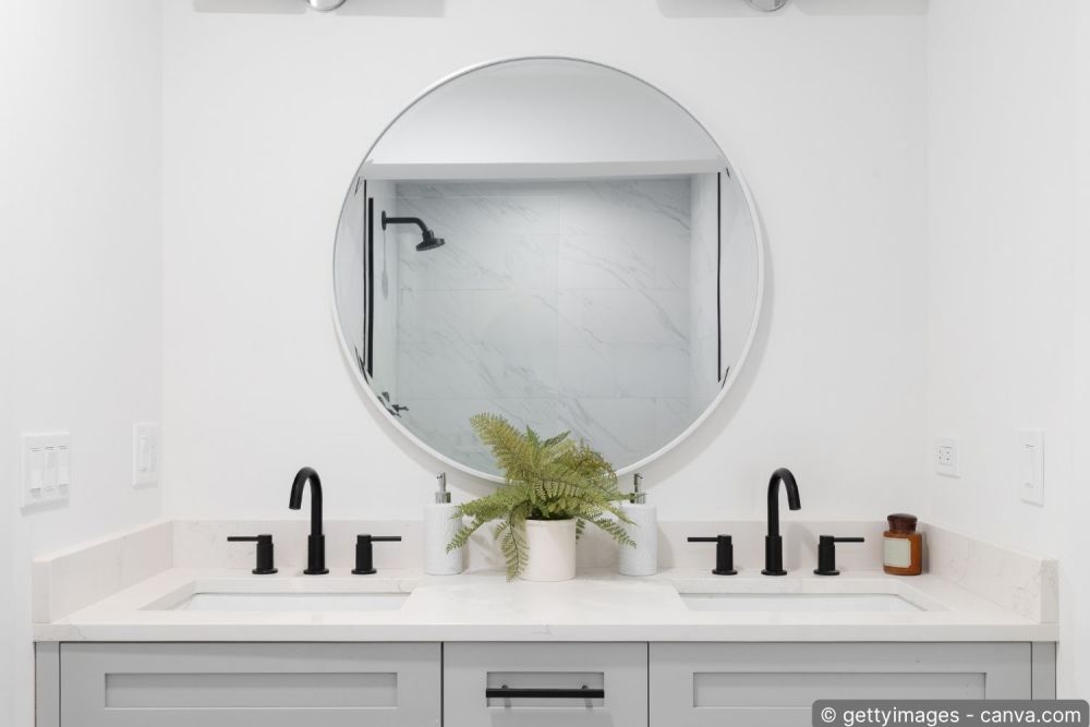 Neue Armatur und Spiegel über dem Lavabo: Bad renovieren ohne Fliesen entfernen