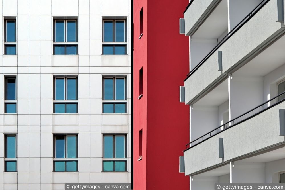 Schematischer Aufbau von Kompaktfassade und hinterlüfteter Fassade im Vergleich