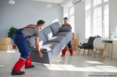 Umzugshelfer transportieren Umzugskartons 